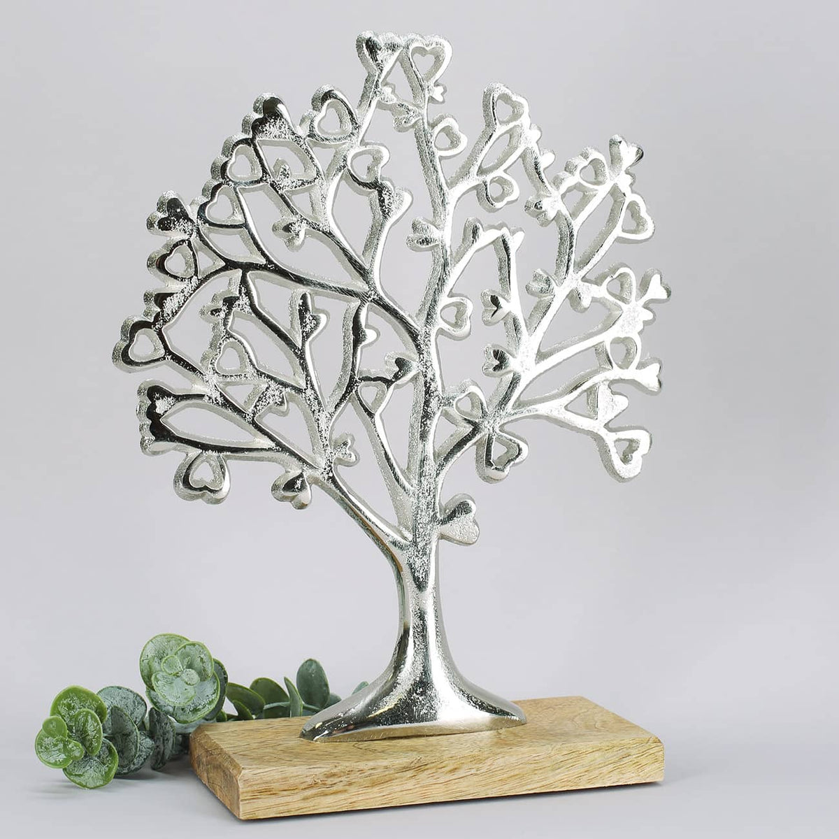 Wunderschöner Baum der Liebe als Skulptur