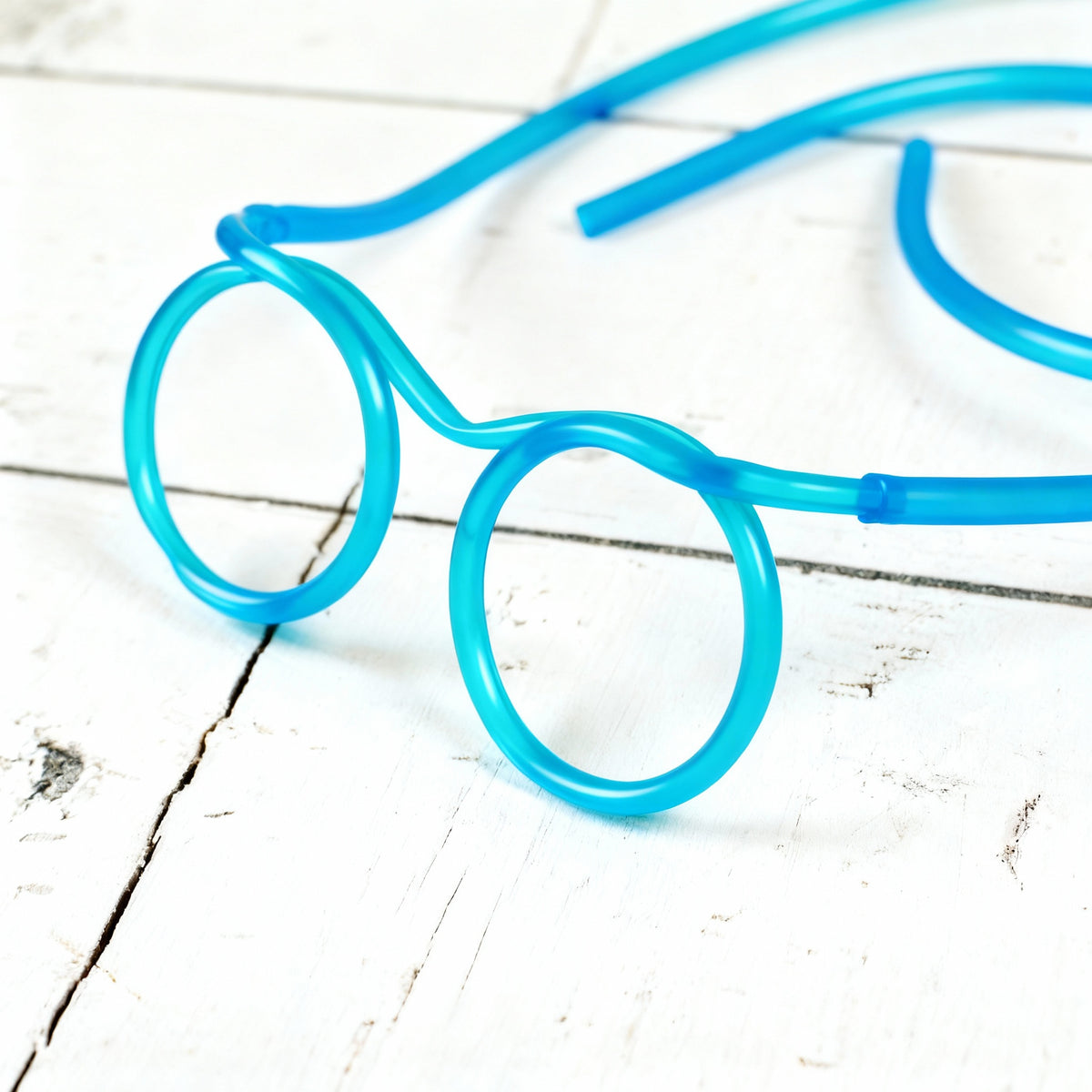 Blaue Trinkschlauch-Brille – Detailfoto der flexiblen Trinkbrille mit Schlauch für Getränke