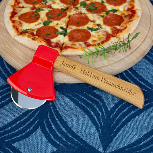 Personalisierter Pizzaschneider in Axtform mit Gravur | Pizzamesser mit Bambusgriff & Wunschtext