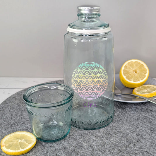 Karaffe mit Trinkglas personalisiert mit Wunschtext für Wellness und Bar | Lebensblumen Mandala