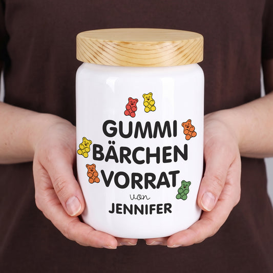 Personalisierte Gummibärchen-Vorratsdose mit Aufdruck „von Jennifer“ in beiden Händen gehalten