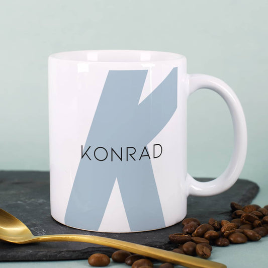Weiße Keramiktasse mit schlichtem blauen Monogramm