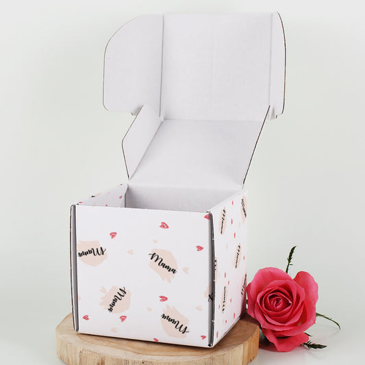 Geschenkbox mit Herz-Motiv personalisiert mit Name & Wunschtext geöffnet neben einer Rose dargestellt.