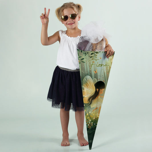 Mädchen mit Sonnenbrille zeigt Peace-Zeichen und hält Zuckertüte mit Namen Fiona