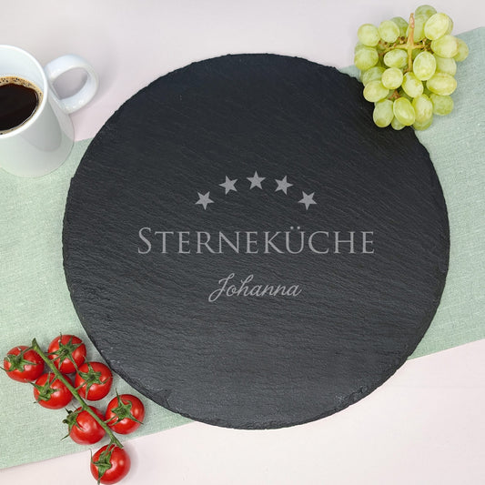 Personalisierte Schieferplatte mit Sterneküche-Motiv, Gravur mit Motiv und zwei Name Johanna, dekoriert mit Weintrauben, Tomaten und Kaffee.