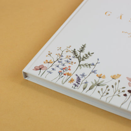Detailansicht des Gästebuchs Hochzeit mit floraler Illustration und Hardcover-Einband