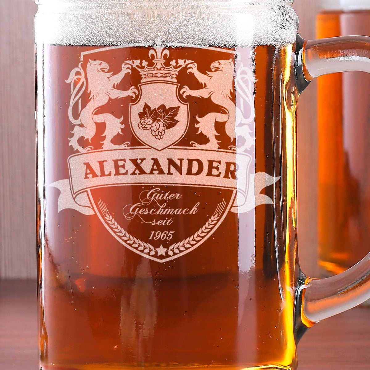 Auf dem Bierkrug ist eine Gravur eines Wappens mit Löwen und Schild und Ihrem Wunschnamen mit Geburtsjahr
