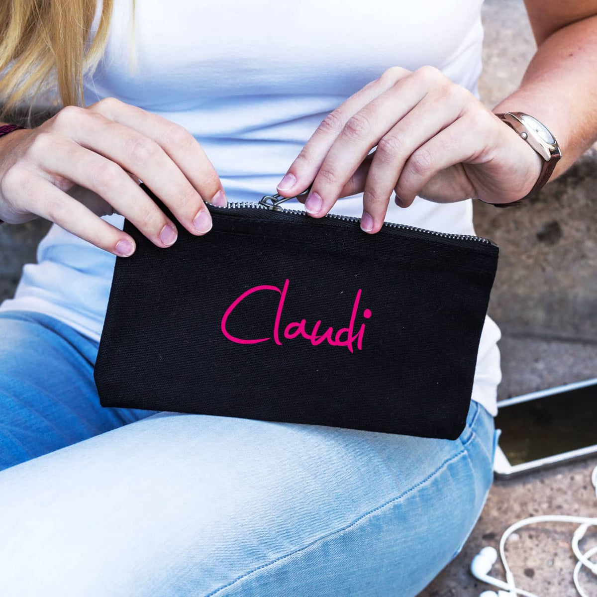 Kleine Tasche in schwarz mit pinker Aufschrift