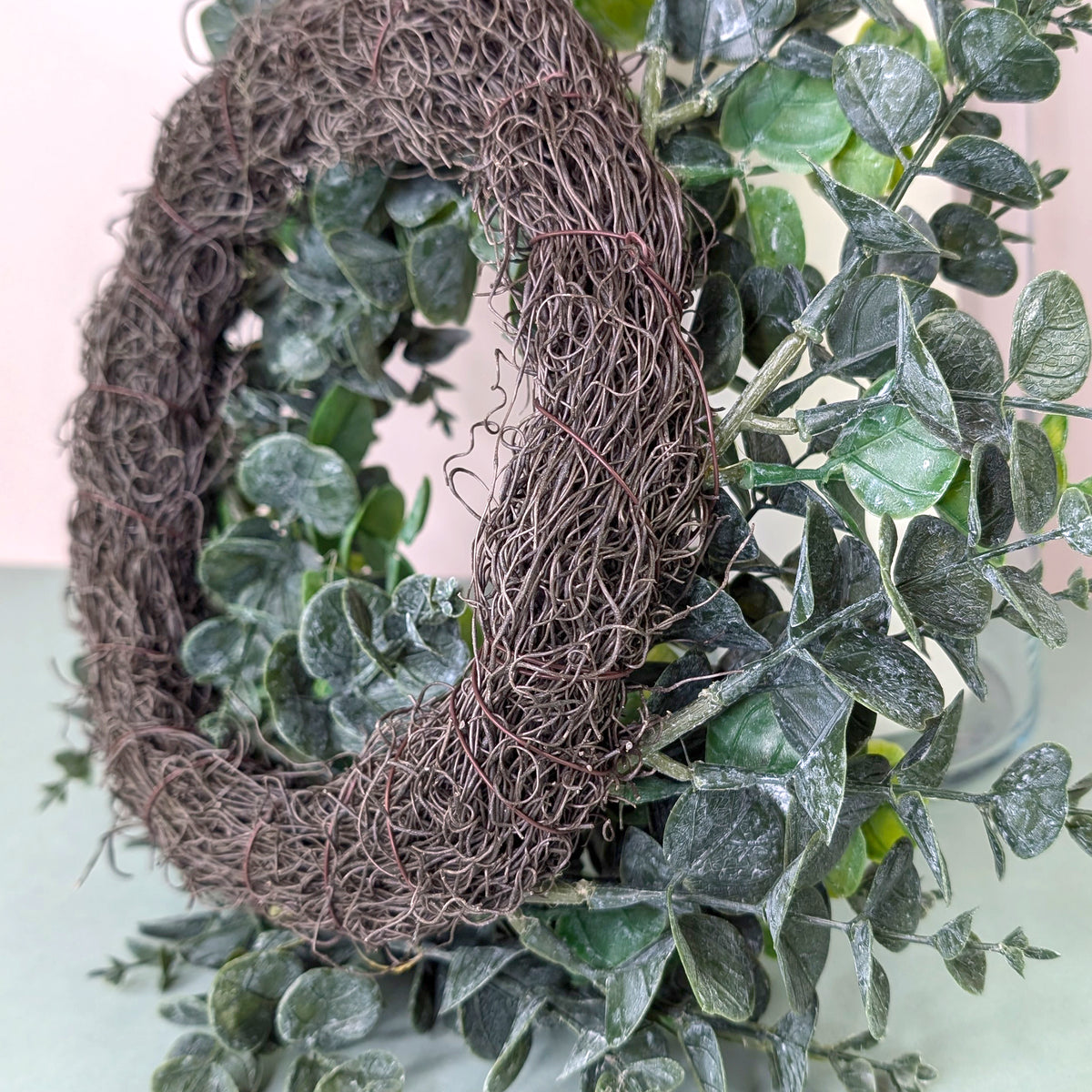 Detail des braunen Kranzrings mit eingearbeiteter Pflanze