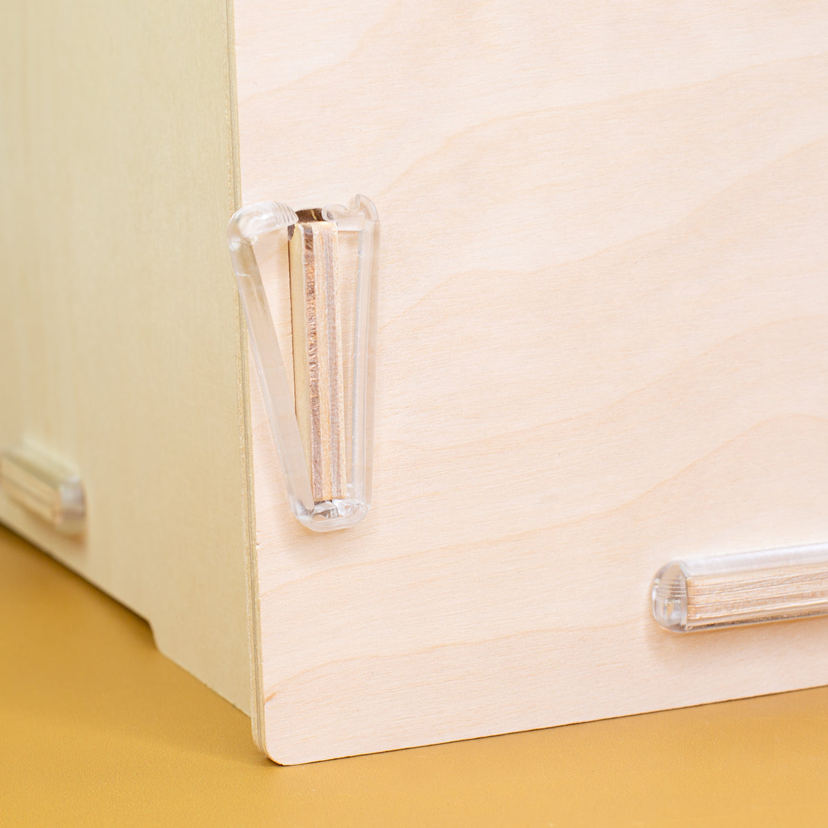 Detailaufnahme der clipfritz® Verbindungsklammern aus transparentem Polycarbonat