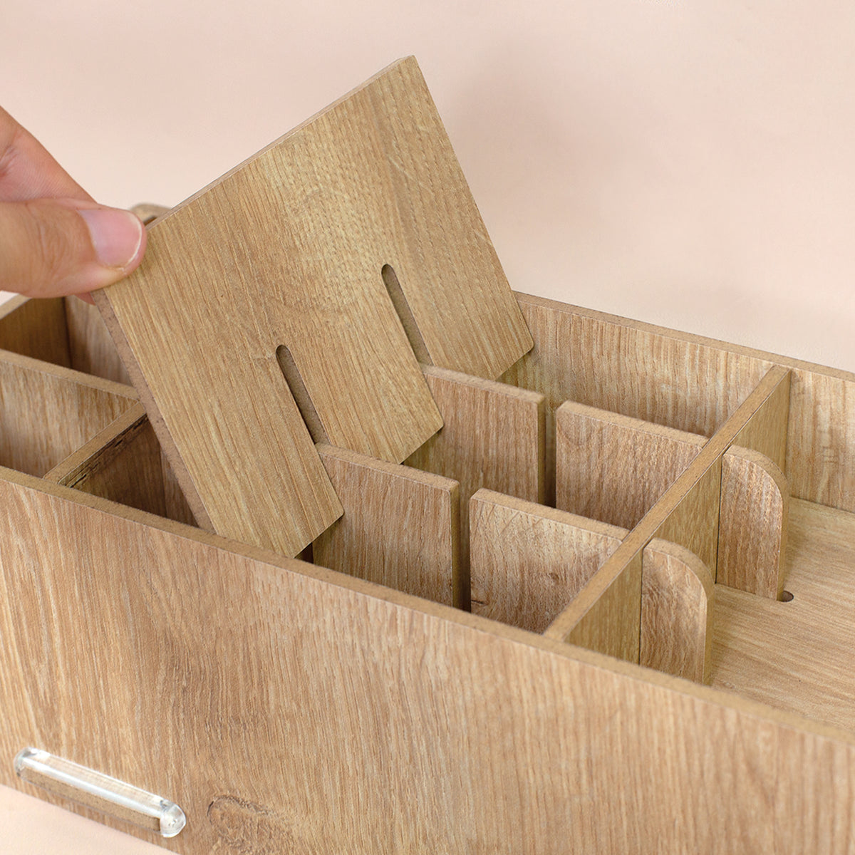 Detailansicht der Fächer im Make-up Organizer aus Holz in Eiche-Optik