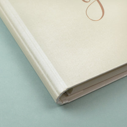 Detailansicht der Buchecke des Gästebuchs „Unsere Gäste“ mit stabilem Hardcover-Einband.