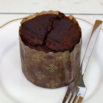 Ausgepackter Schokoladen-Brownie aus der Dose auf einem Teller mit Kuchengabel