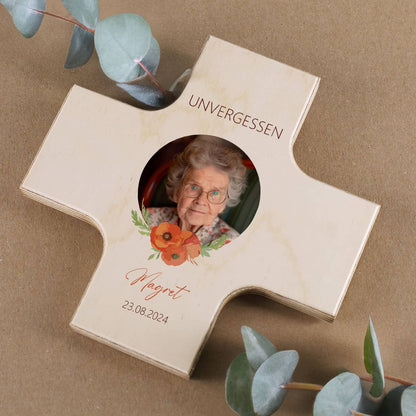 Trauerkreuz mit Mohnblume und Foto