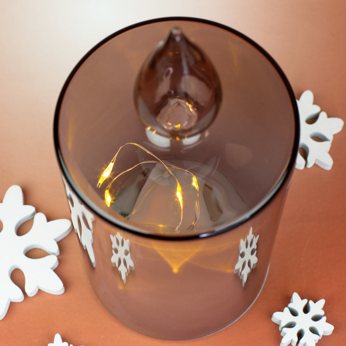 Blick in die Leonardo LED-Kerze mit sichtbarem LED-Drahtlicht im Inneren und transparentem Glasdeckel.
