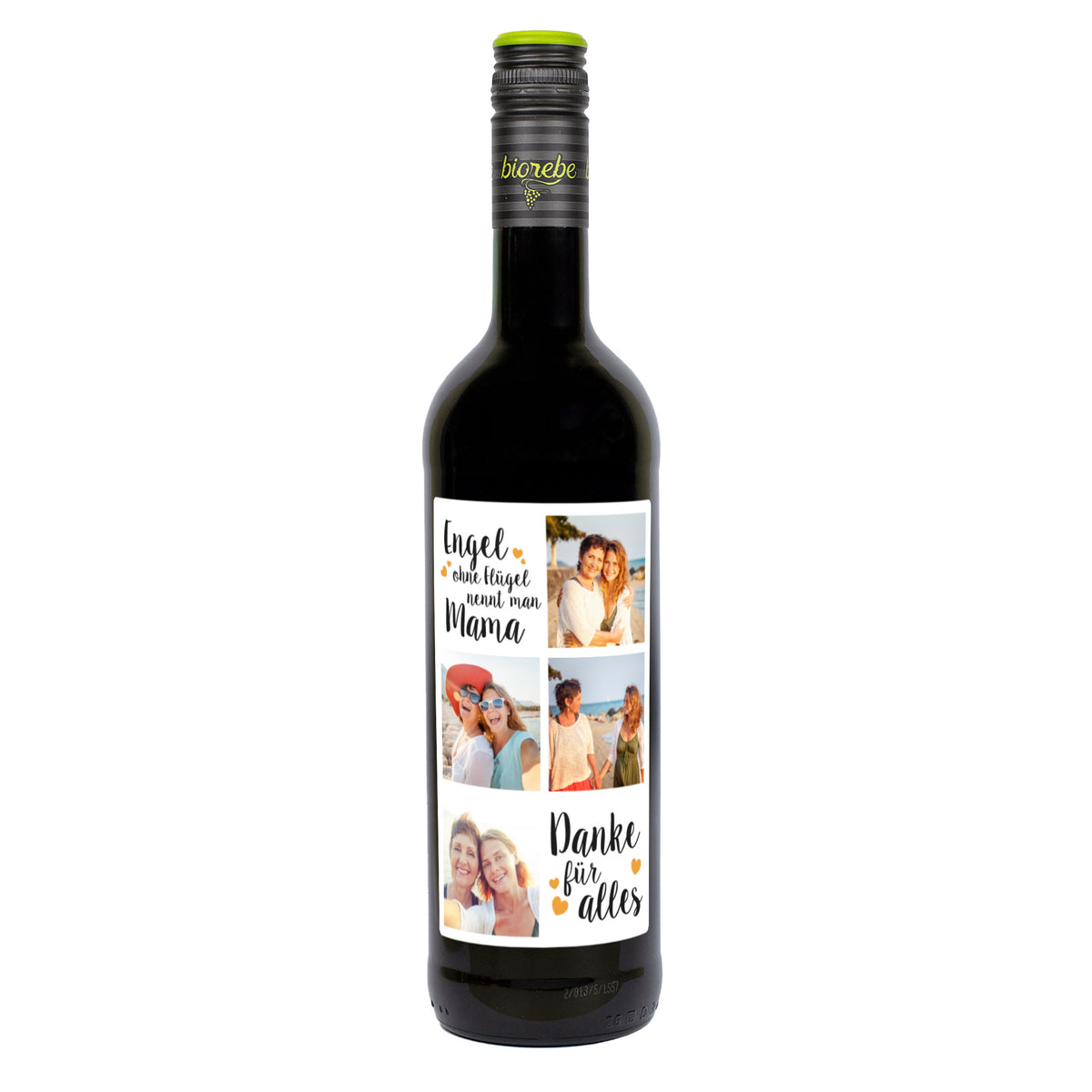 Flasche Rotwein mit personalisiertem Mama-Etikett „Engel ohne Flügel nennt man Mama – Danke für alles“ und vier Fotos, auf weißem Hintergrund.