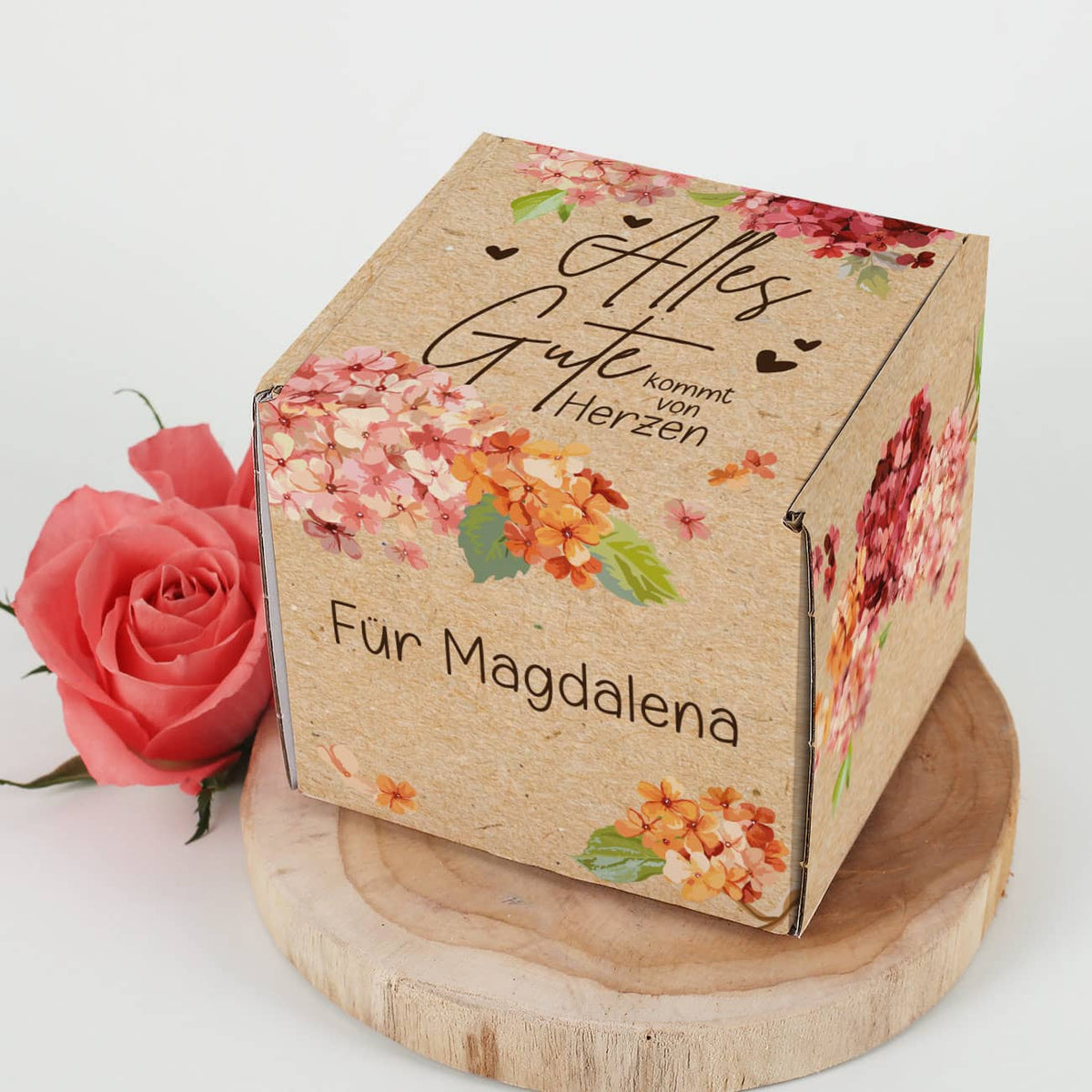 Hübsche Geschenkschachtel zum Geburtstag mit Blüten und Craft Paper Effekt