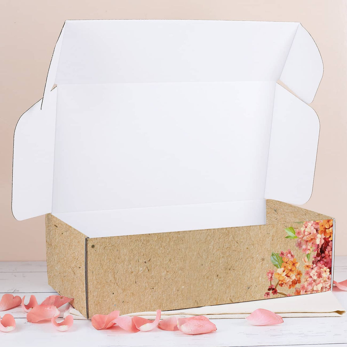 Geschenkschachtel zum Aufklappen für persönliche Präsente mit Craft Paper Effekt und Hortensienblüten