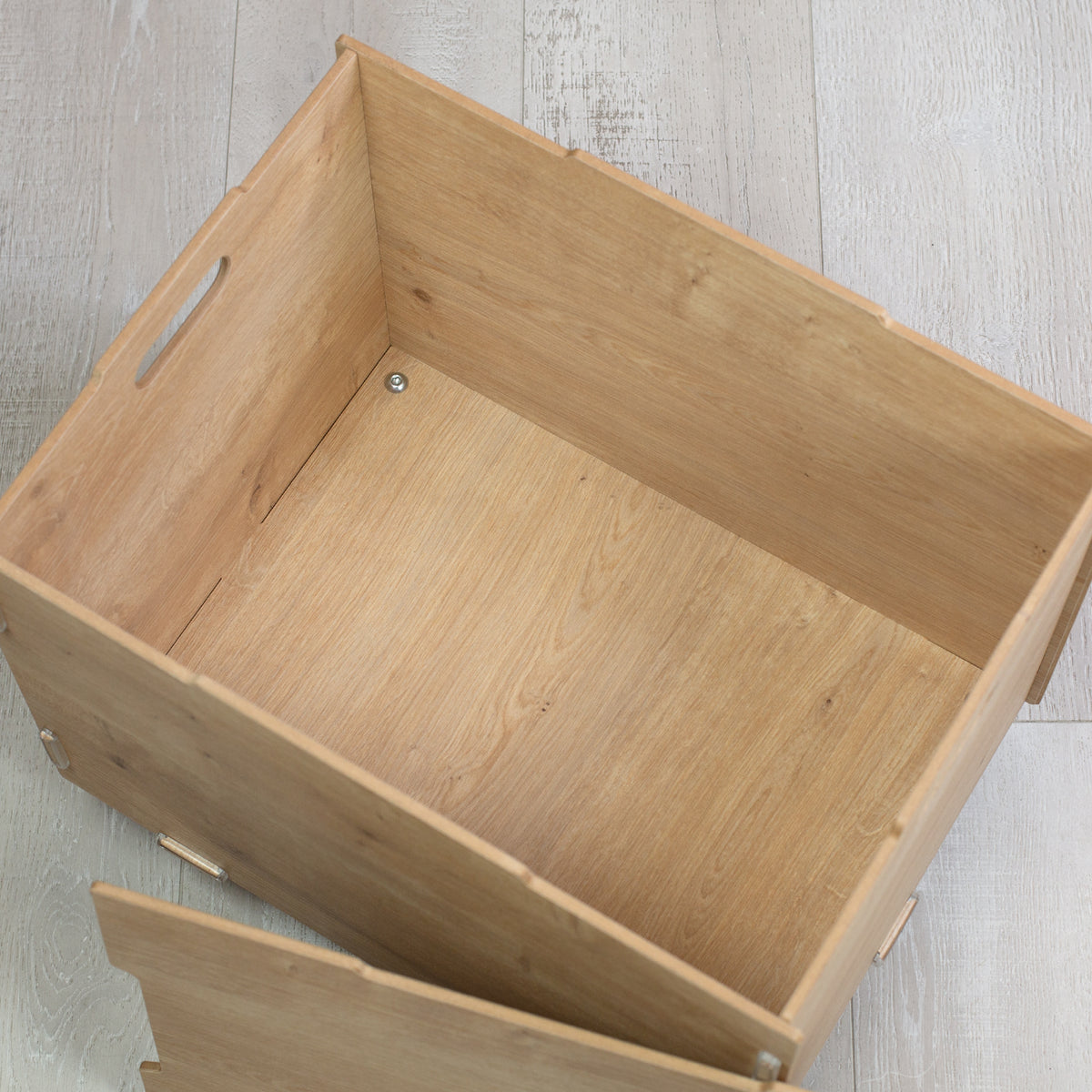 Innenansicht der leeren Rollkiste aus Holz mit glatter Bodenfläche und stabilen Seitenwänden