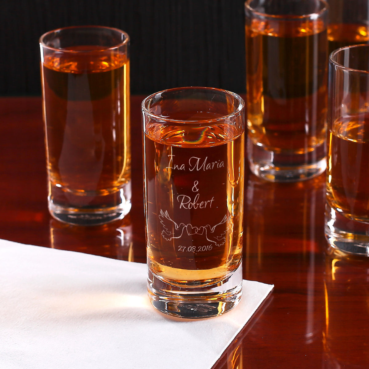 Schnapsglas zur Hochzeit mit Tauben-Motiv, Namen und Datum