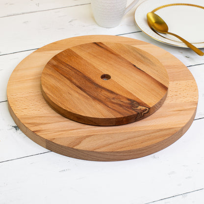Unterseite der drehbaren Holz-Servierplatte mit montierter Drehscheibe aus Holz