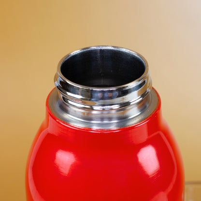 Nahaufnahme der 3,5 cm großen Schrauböffnung der roten Edelstahl-Isolierflasche