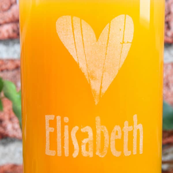 Trinkglas mit Name- und Herzgravur Detail