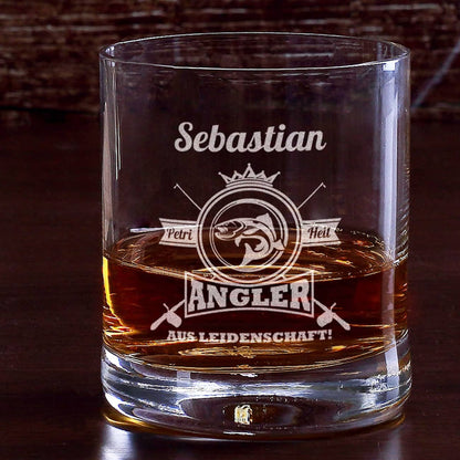 personalisiertes Whiskyglas mit Gravur für Angler