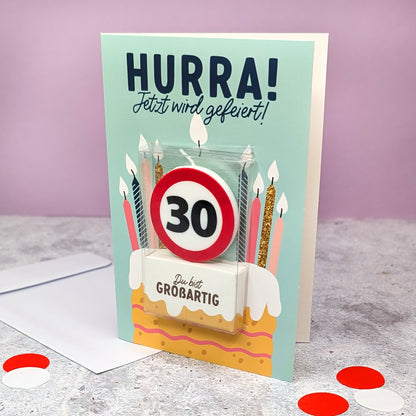 Karte mit Aufschrift „Hurra jetzt wird gefeiert! Du bist großartig“ und Zahl 30 im Verkehrszeichen-Stil