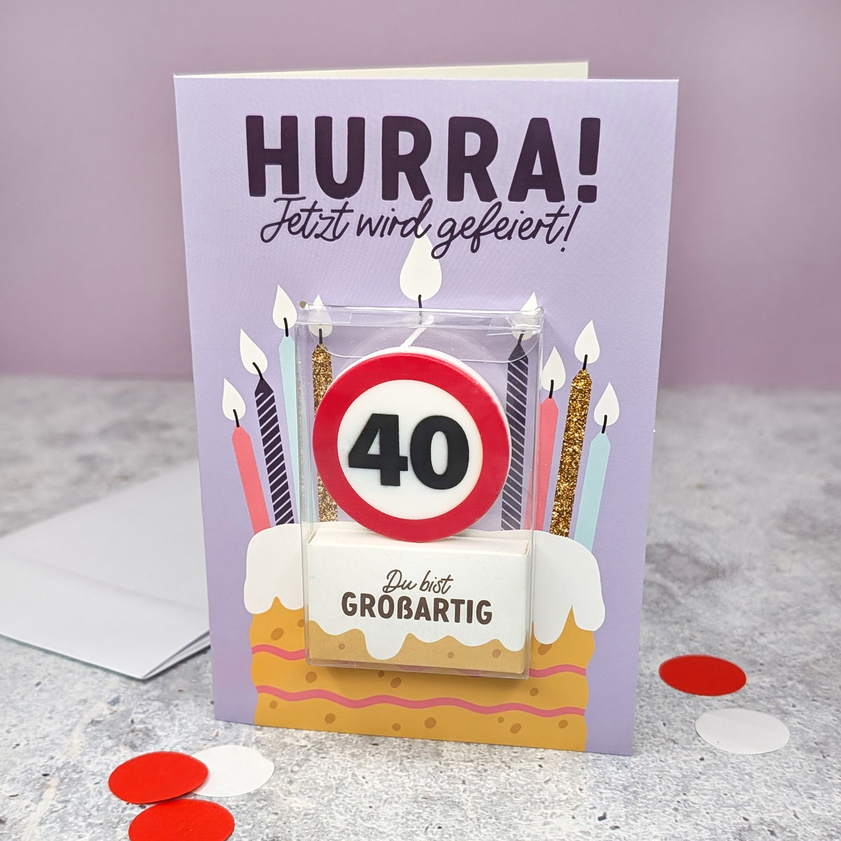 Karte mit Aufschrift „Hurra jetzt wird gefeiert! Du bist großartig“ und Zahl 40 im Verkehrszeichen-Stil