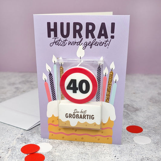 Karte mit Aufschrift „Hurra jetzt wird gefeiert! Du bist großartig“ und Zahl 40 im Verkehrszeichen-Stil