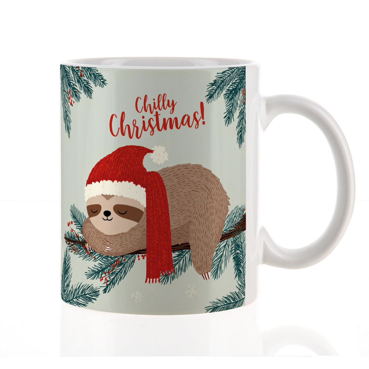 Freigestellte Keramiktasse mit Faultier in Weihnachtsmütze und Schal auf Tannenzweig, Text „Chilly Christmas!“ – neutrale Studioaufnahme.
