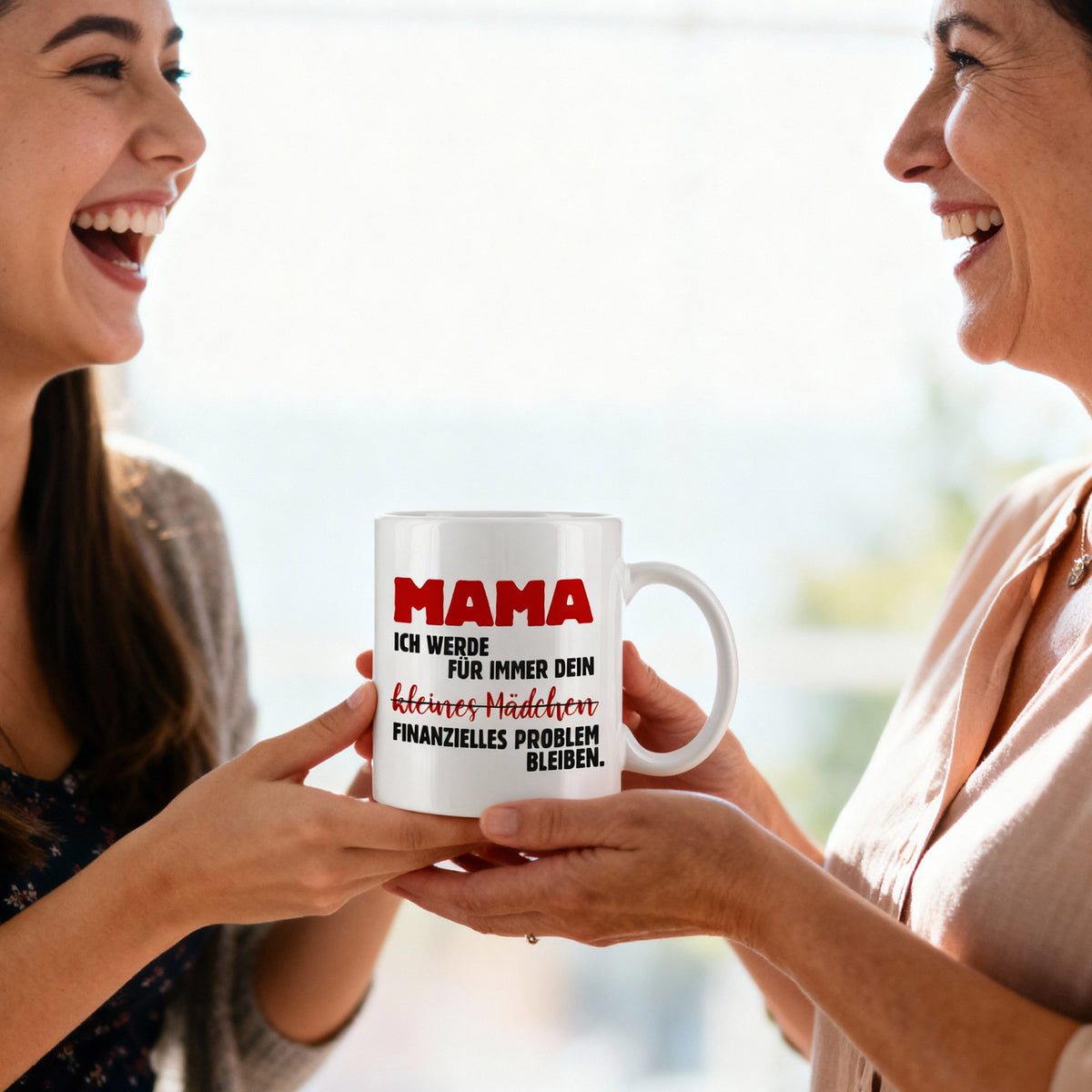 Tochter überreicht ihrer Mama eine weiße Keramiktasse mit lustigem Spruch „finanzielles Problem“ – emotionale Geschenkszene mit Humor