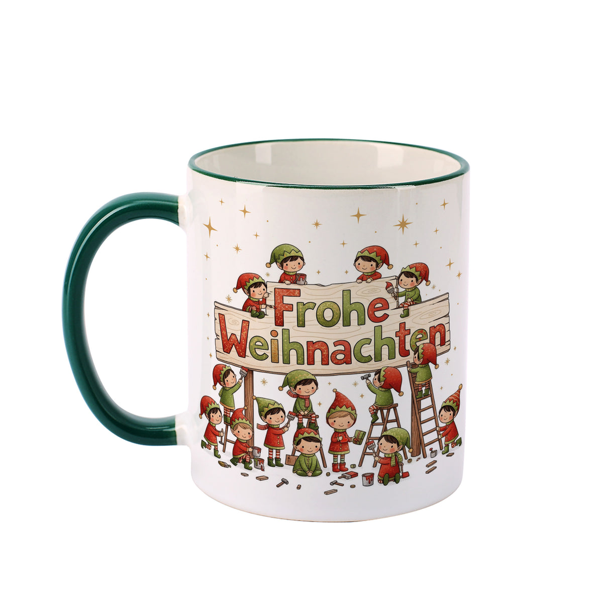 Keramiktasse mit Wichtelmotiv, auf dem viele kleine Wichtel am großen „Frohe Weihnachten“-Schild werkeln; grünem Henkel und Rand, freigestellte Ansicht.