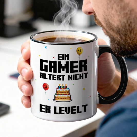 Gamer Tasse „Ein Gamer altert nicht – er levelt“ in Hand gehalten
