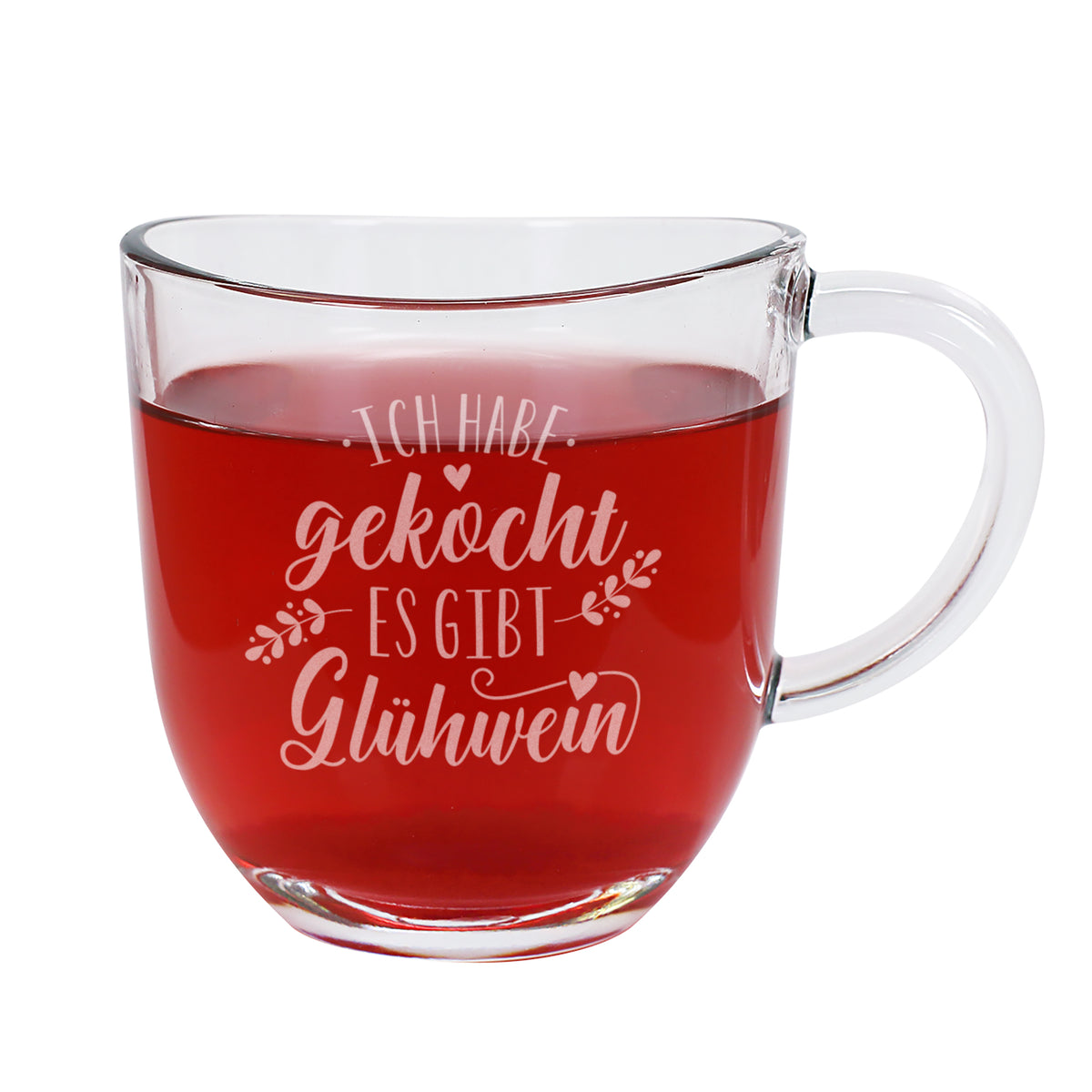 Freigestellte Leonardo Glastasse mit Gravur „Ich habe gekocht – es gibt Glühwein“, gefüllt mit rotem Glühwein