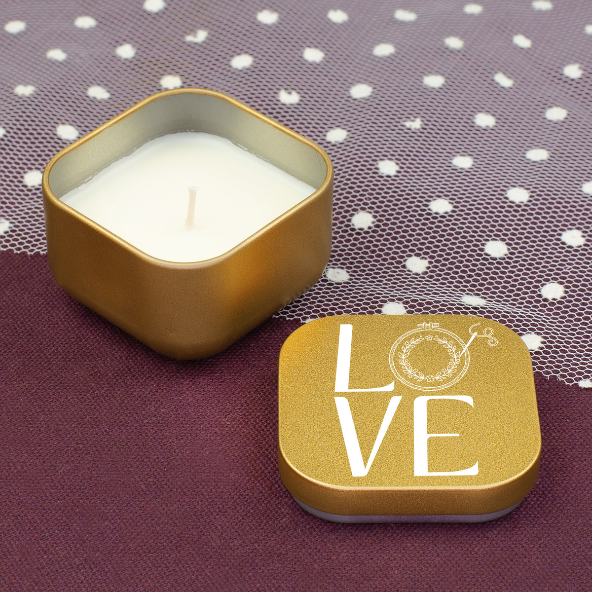 Goldene Duftkerze mit LOVE Stickmotiv und weißem Kerzenwachs als Geschenk für Stickfans