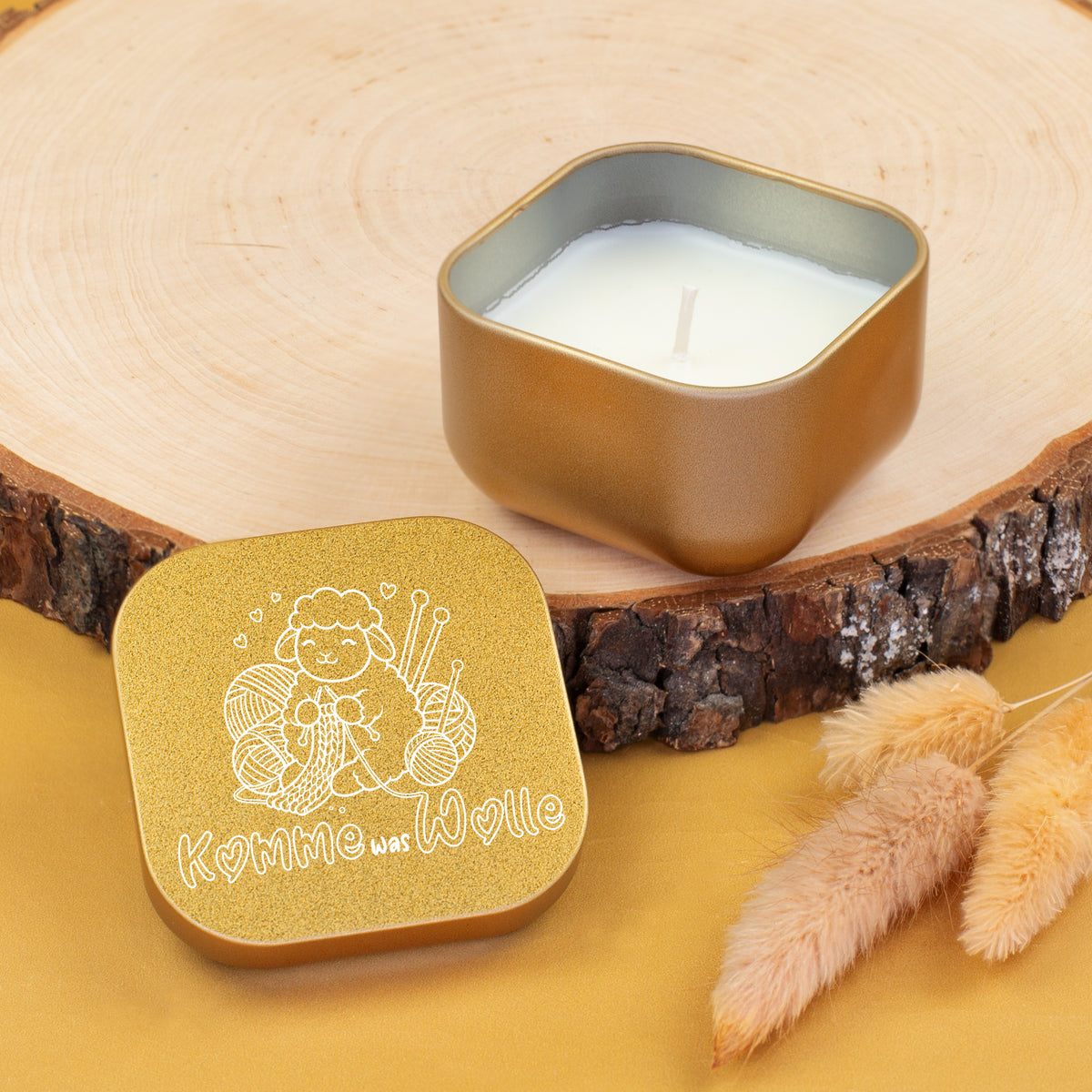 Goldene Duftkerze Komme was Wolle mit Schaf, Wollknäueln und Strickmotiv auf Holzdeko