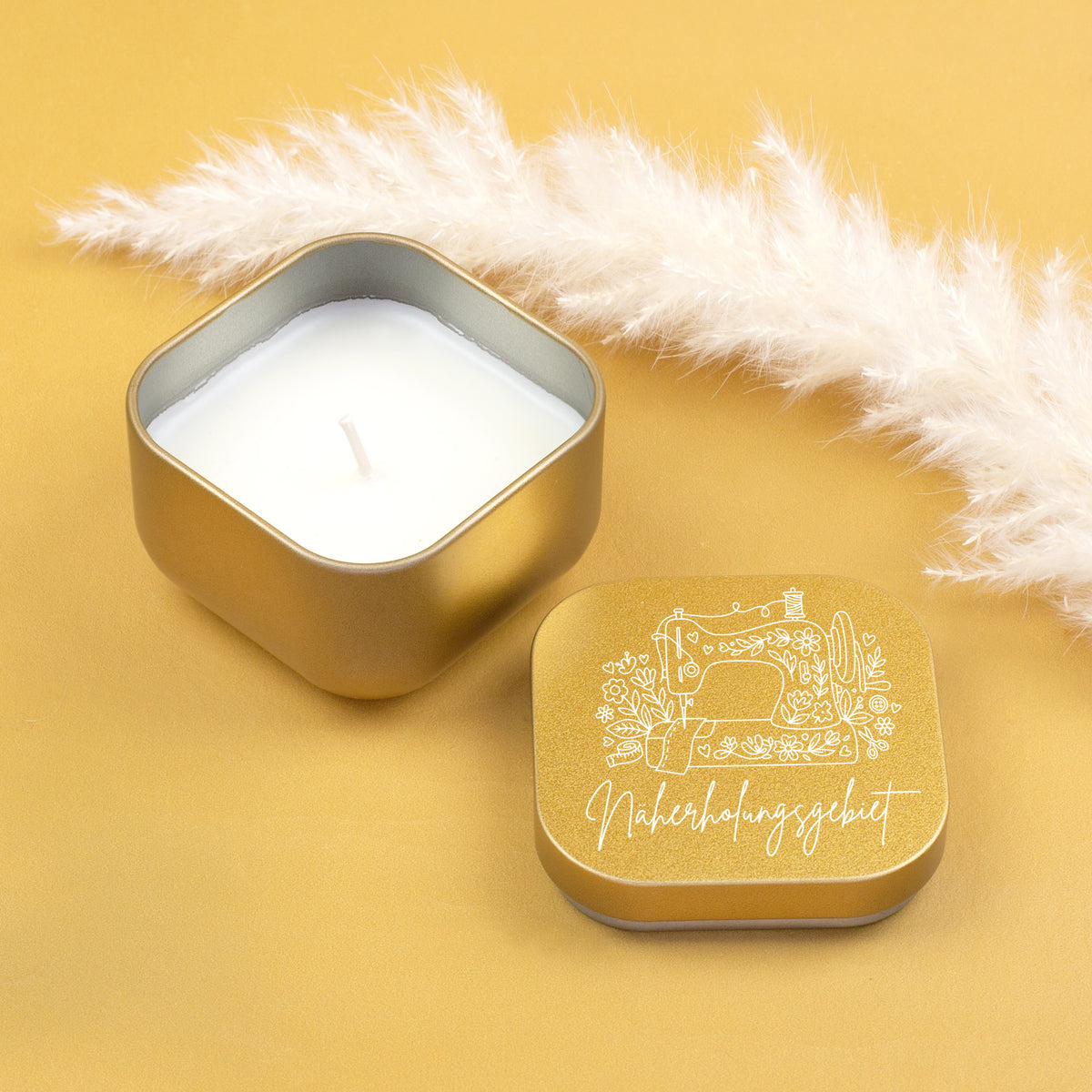 Goldene Duftkerze Näherholungsgebiet mit Nähmaschinen Motiv und geöffnetem Deckel