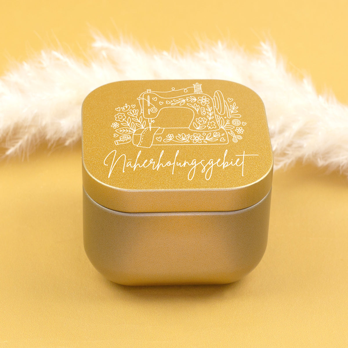 Goldene Mini Duftkerze mit Nähmaschine, Blumen und Schriftzug Näherholungsgebiet