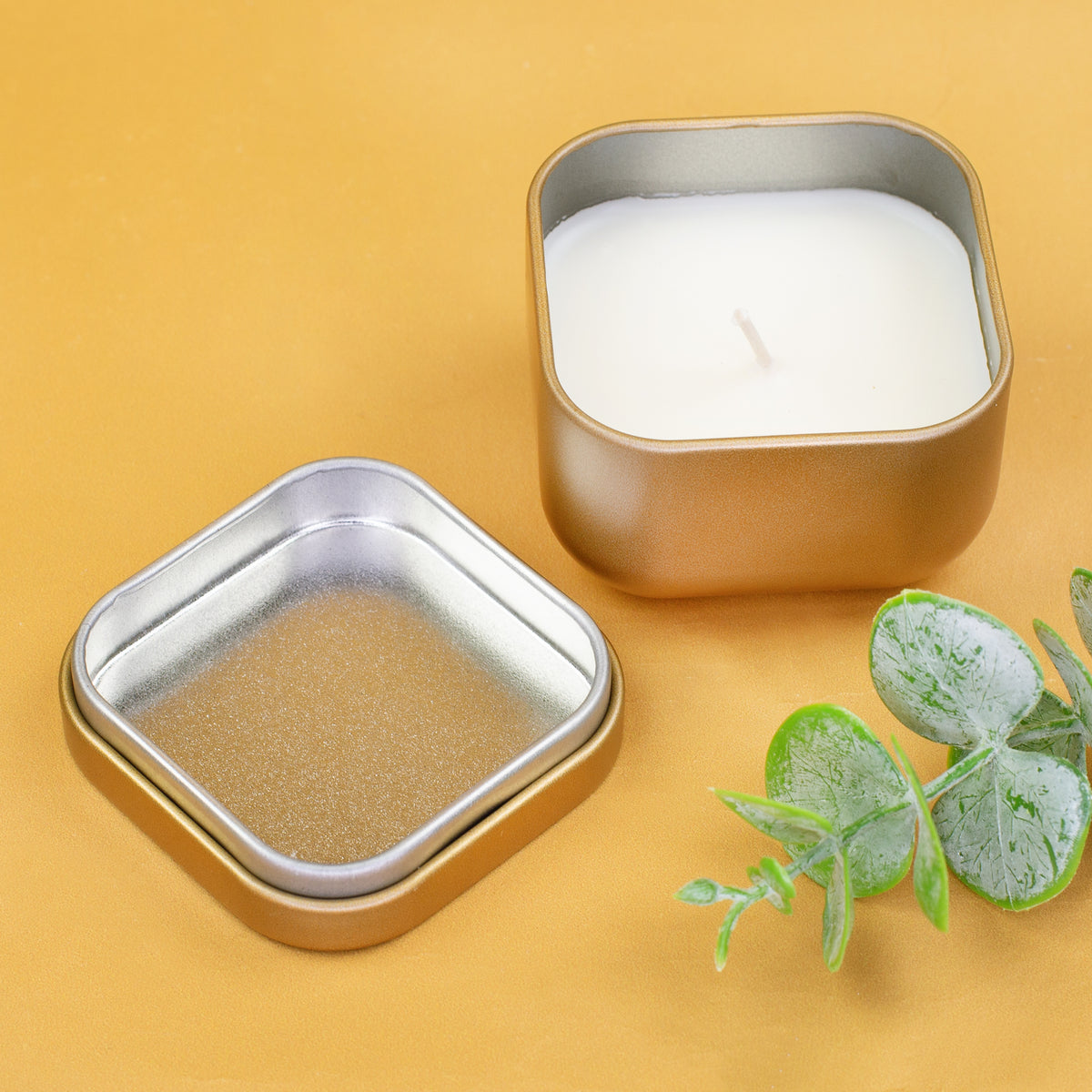 Geöffnete goldene Mini Duftkerze mit weißem Wachs und Metalldeckel