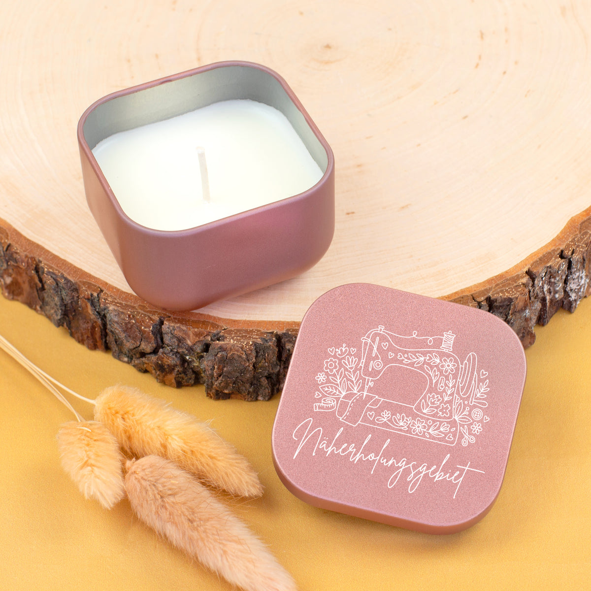Roségoldene Duftkerze Näherholungsgebiet mit Nähmaschinen Motiv auf dem Deckel