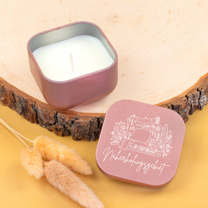 Roségoldene Duftkerze Näherholungsgebiet mit Nähmaschinen Motiv auf dem Deckel