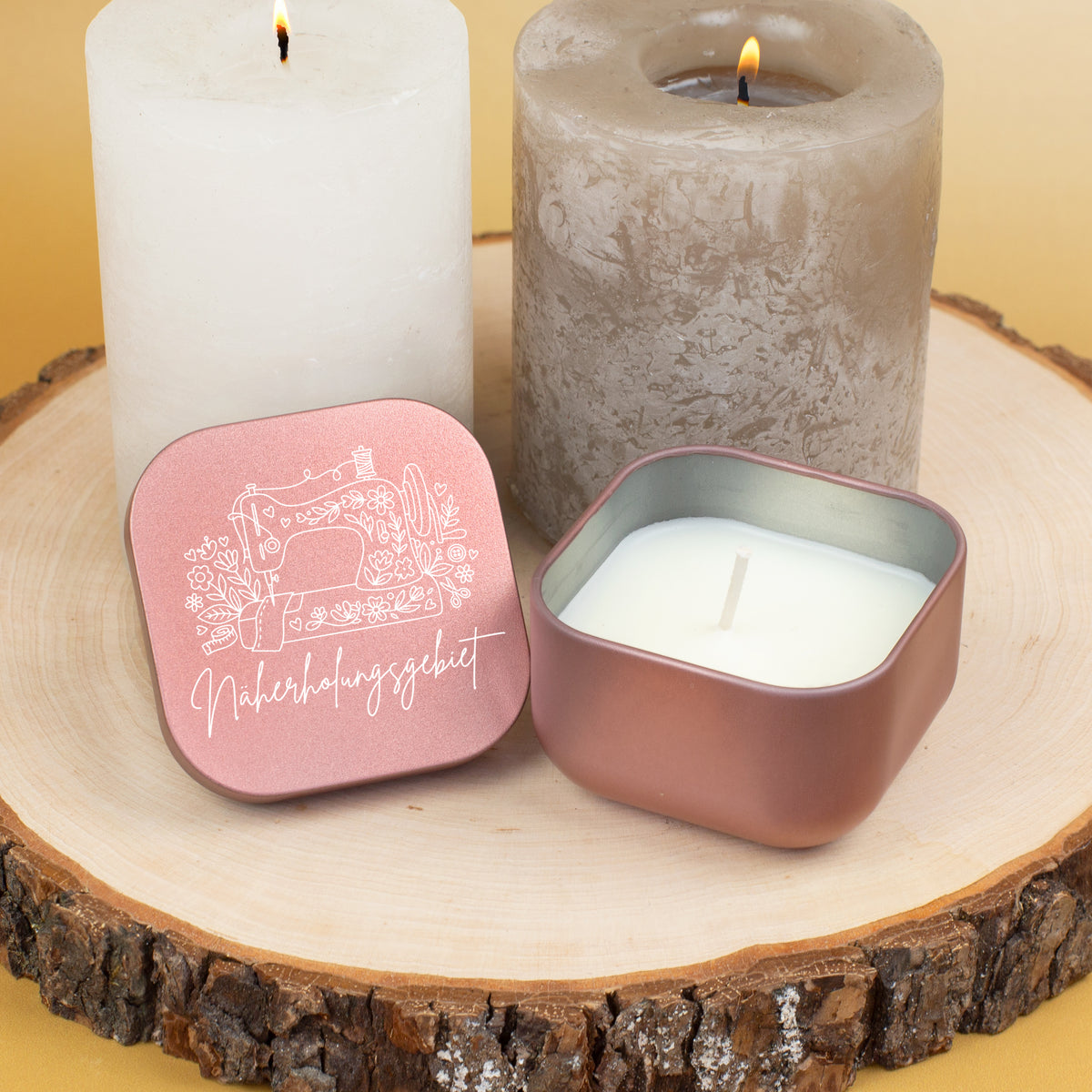 Geöffnete Duftkerze in Roségold mit weißem Wachs und separatem Metalldeckel