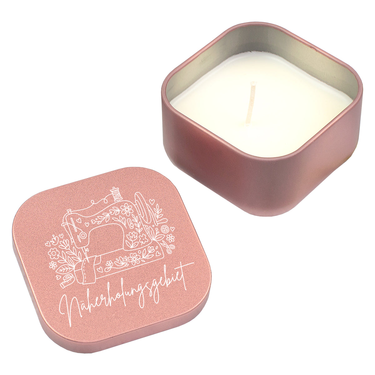 Roségoldene Duftkerze mit Nähmaschinen Motiv und Schriftzug Näherholungsgebiet in der Hand