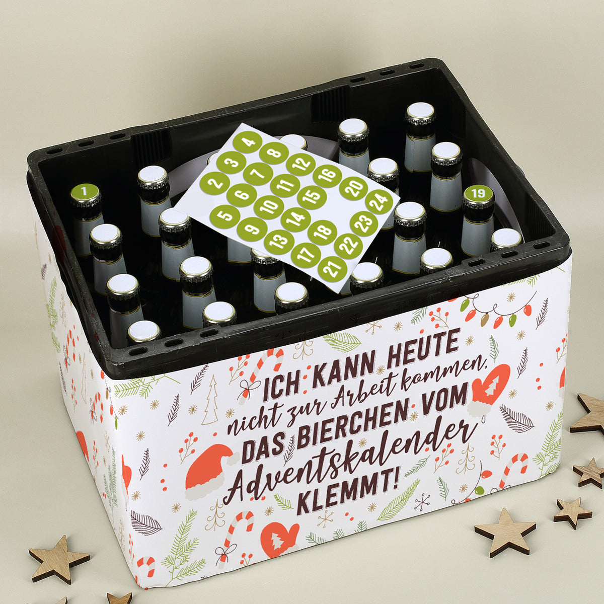 Adventskalender-Bierkasten mit weihnachtlicher Banderole und 24 nummerierten Flaschen, dekoriert mit Holzsternen