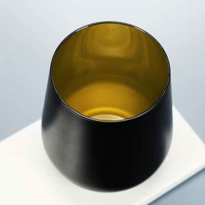 Detailaufnahme der goldenen Innenfläche eines schwarzen Windlichts
