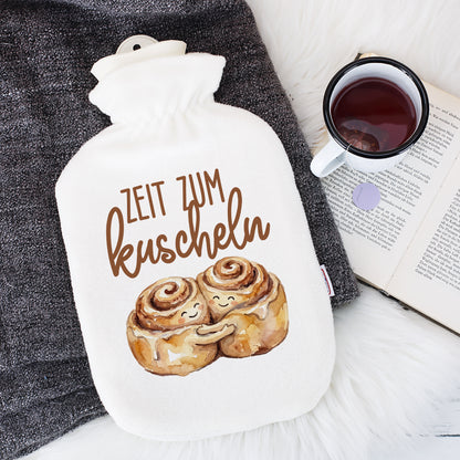 Weiße Wärmflasche mit Fleece-Bezug als Geschenk zum Valentinstag und für gemütliche Abende