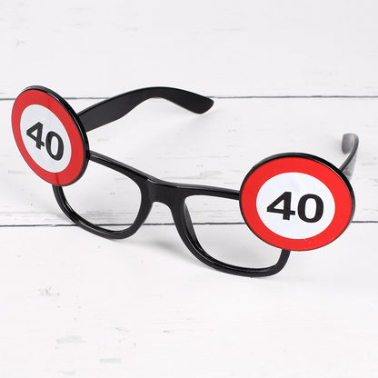 Schwarze Partybrille zum 40. Geburtstag im Verkehrszeichen-Design mit Zahl 40