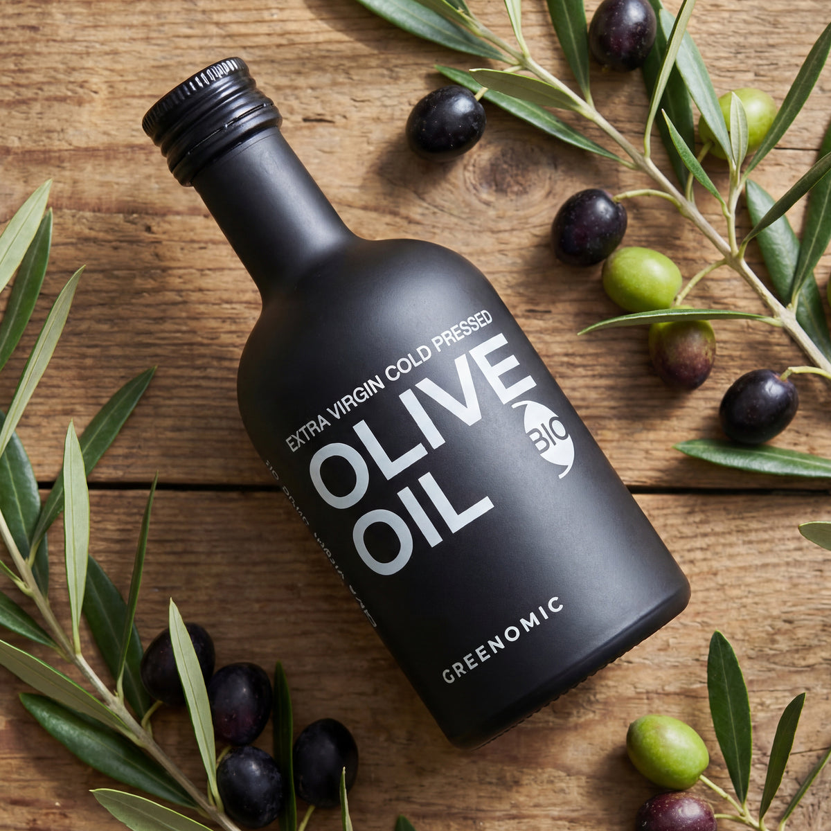 Schwarzes BIO Olivenöl in Designerflasche als Feinkost Geschenk mit Olivenzweigen